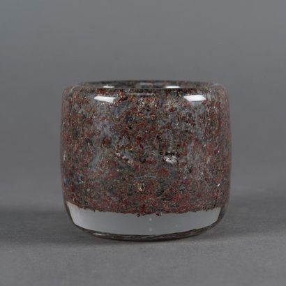 MAURICE MARINOT (1881-1960) Vase de forme cylindrique en verre épais translucide...