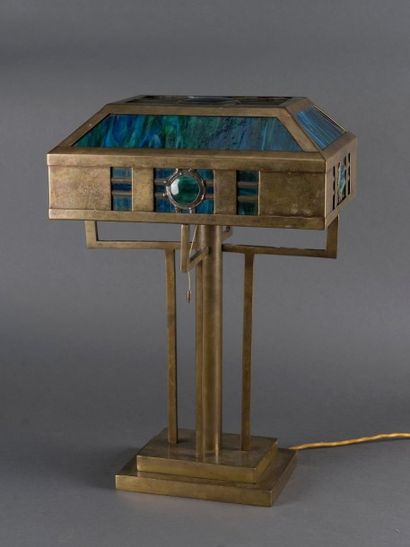 null Travail autrichien moderniste Lampe de table à monture en bronze doré et verre.(H:...
