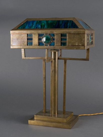 null Travail autrichien moderniste Lampe de table à monture en bronze doré et verre.(H:...