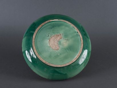 SAINT CLÉMENT Vase en céramique émaillée à décor géométrique vert et blanc.Signé...