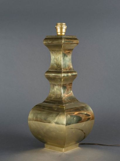 TRAVAIL ITALIEN Lampe de table de forme néo-classique en laiton doré.Circa 1970.(H:...