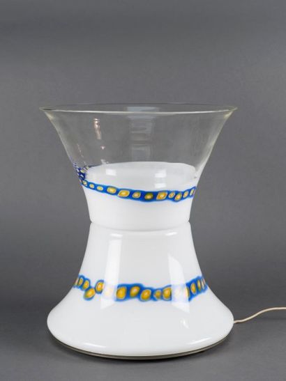 TRAVAIL ITALIEN Lampe en verre de Murano, type Murina de couleurs blanche, bleue...
