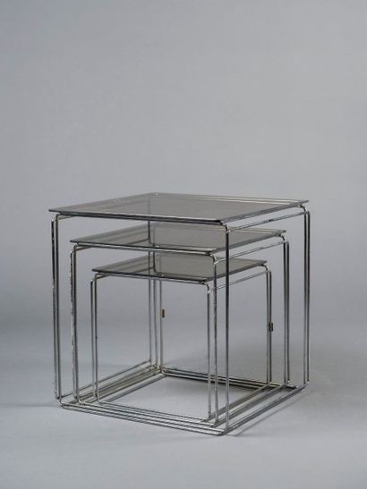 Max SAUZE (1933 ) Série de trois tables gigognes cubiques emboitables en fil d'acier...