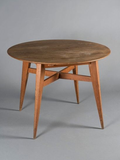 Roger LANDAULT (1919-1983) Table haute et ronde en placage de chêne foncé s'ouvrant...