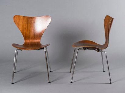 Arne JACOBSEN (1902-1971) Paire de chaises, assise en teck et piètement en métal...