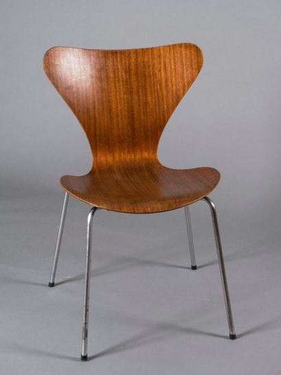 Arne JACOBSEN (1902-1971) Paire de chaises, assise en teck et piètement en métal...