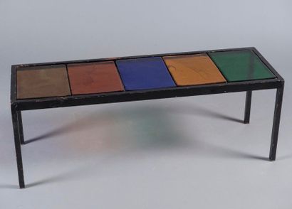 Dans le goût de Roger CAPRON (1922-2006) Table basse en métal laqué noir d?où repose...
