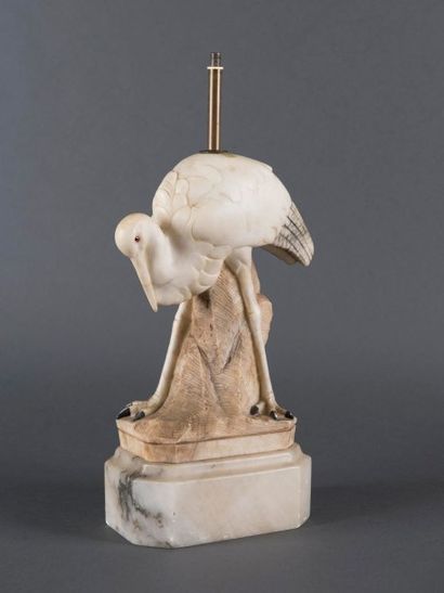 TRAVAIL FRANÇAIS Lampe de table en albâtre représentant un héron.Circa 1950.(H: 43...