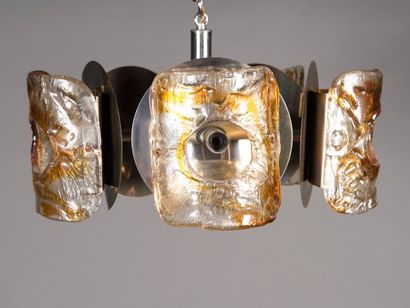 TRAVAIL ITALIEN Lustre à six globes diffuseurs en verre soufflé opalescent, fixés...
