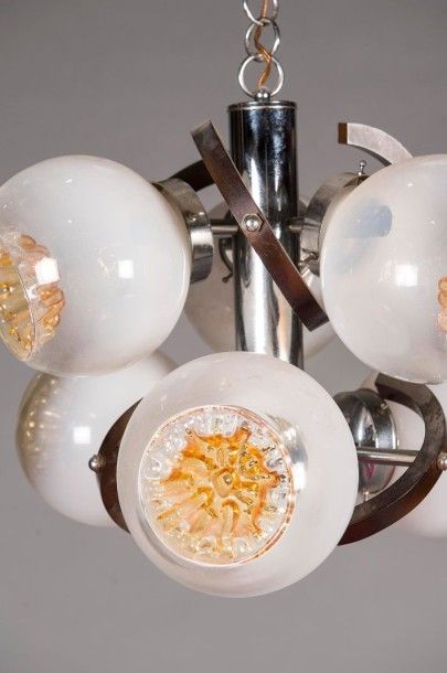 TRAVAIL ITALIEN Lustre à cinq globes diffuseurs en verre soufflé opalescent, fixés...
