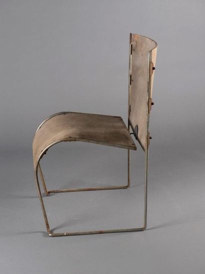 Groupe TOTEM (LYON) Deux prototypes de chaises de gradin, l'une fabriquée entièrement...