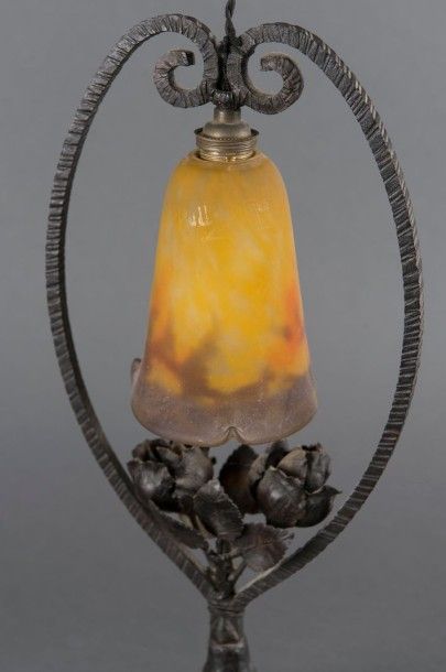 MULLER Frères (Lunéville) Lampe à poser en fer forgé et martelé, à décor de fleurs...