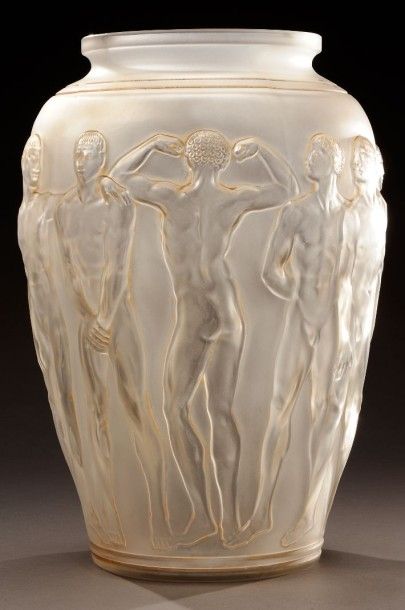 RENE LALIQUE (1860-1945) Vase PALESTRE Epreuve en verre blanc satiné, patine sépia,...
