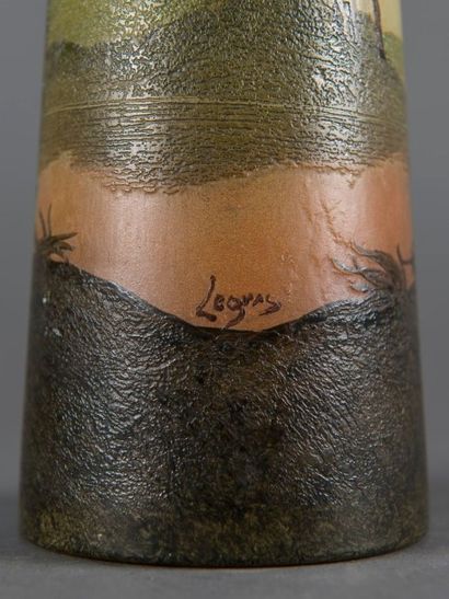 François Théodore LEGRAS (1839-1960) Vase de forme conique en verre multicouche à...
