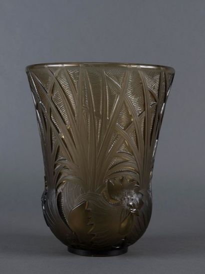 A. VERLYS Vase cornet en verre moulé marron fumé à décor de trois coqs.Estampillé...