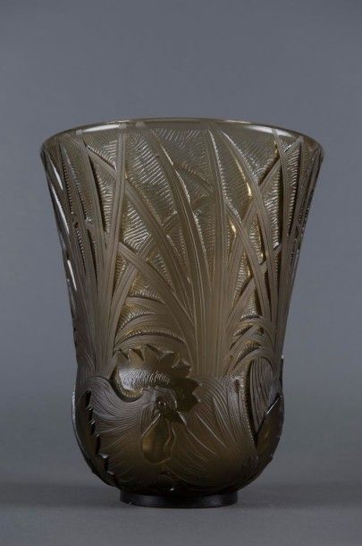 A. VERLYS Vase cornet en verre moulé marron fumé à décor de trois coqs.Estampillé...
