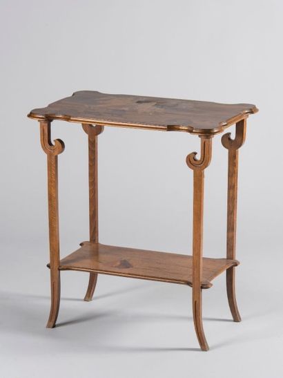 Émile GALLÉ (1846-1904) Table à thé à bords mouvementés, plateau à décor marqueté...