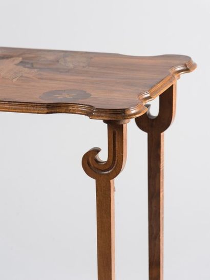 Émile GALLÉ (1846-1904) Table à thé à bords mouvementés, plateau à décor marqueté...