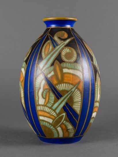 Charles CATTEAU (1880-1966) & Léon DELFANT (1906-ca 1966) Vase en faïence fine, de...