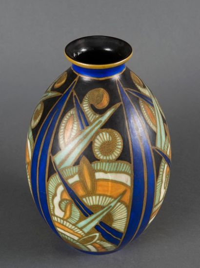 Charles CATTEAU (1880-1966) & Léon DELFANT (1906-ca 1966) Vase en faïence fine, de...