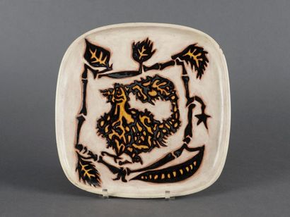 Jean LURÇAT (1892-1966) Le coq Assiette de forme arrondie en céramique émaillée blanc...