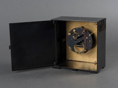 LEON HATOT (1883-1953) dit ATO Pendule de forme carré en bakélite noire de type Art...