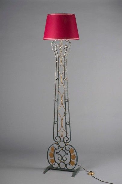 Michel ZADOUNAÏSKY (1903-1983) Lampadaire en fer battu, double patine médaille et...