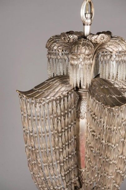 SIMONET FRÈRES Exceptionnel lustre en bronze argenté à fût fuselé à pans coupés souligné...