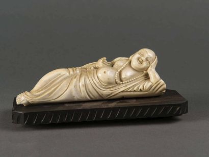 null CHINE Boudha allongé en ivoire sculpté 19ème siècleL : 20 cm