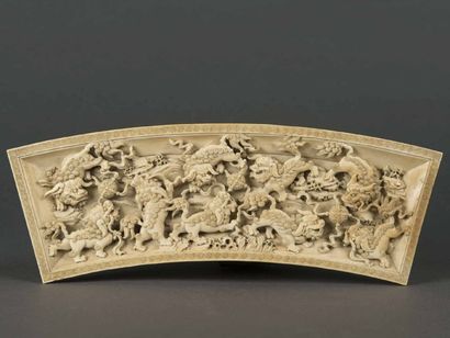 null CHINE Plaque repose poignet en ivoire finement sculpté en relief de neuf chiens...