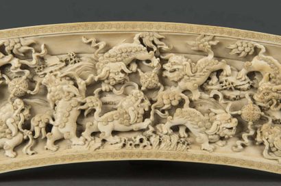 null CHINE Plaque repose poignet en ivoire finement sculpté en relief de neuf chiens...