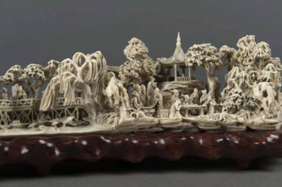null CHINE Village sculpté en ivoire Qing fin du 19ème siècle H : 7- L : 40 cm