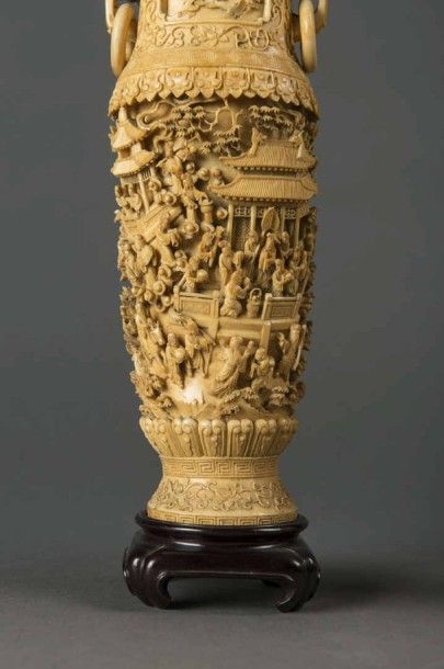 null CHINE Paire de vases couverts en ivoire sculpté Qing milieu du 19ème siècle...