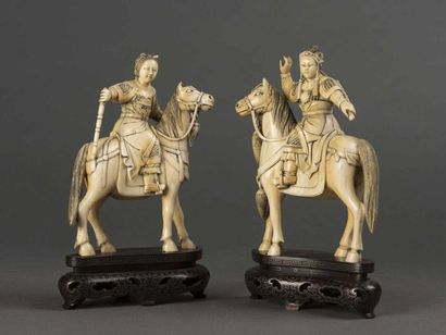 null CHINE Couple de cavaliers en ivoire sculpté Fin du 19ème siècle H : 17 cm