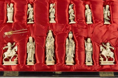null CHINE , Canton Echiquier comprenant 16 pièces en ivoire et ivoire teinté Dynastie...