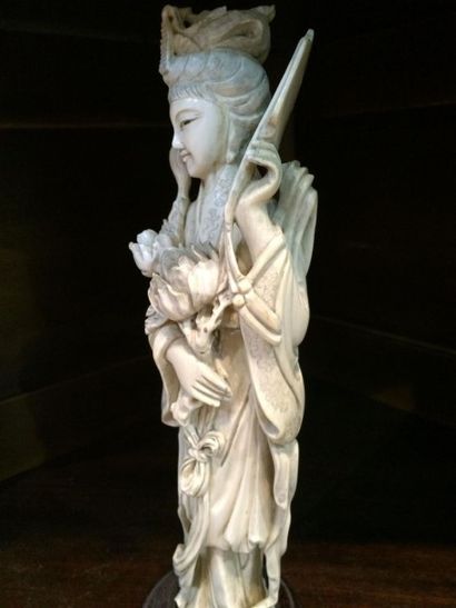 null CHINE Gua nin à l'éventail Sujet en ivoire sculpté H : 26, 5 cm