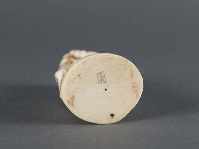null Okimono Pêcheur en ivoire sculpté Signé H: 11 cm