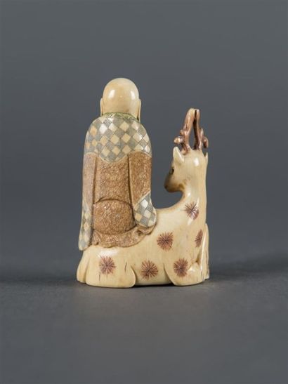null Okimono en ivoire sculpté sage et daim couche én ivoire sculpté H:7,5cm