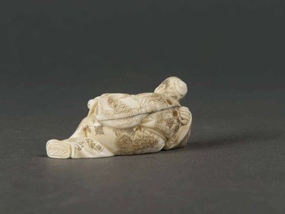 null JAPON Netsuké en ivoire sculpté et rehaussé de polychromie. Homme allongé, la...