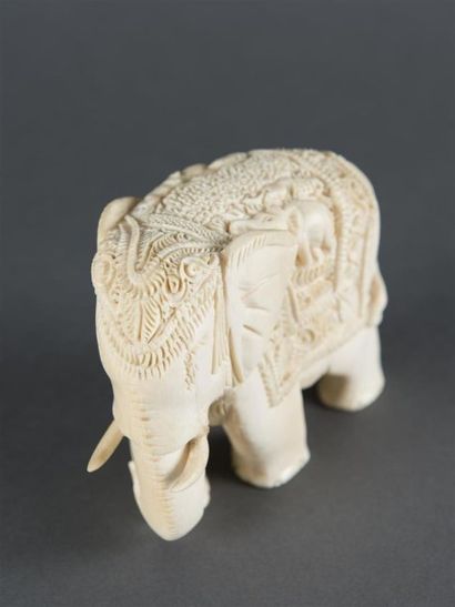 null CHINE Eléphant en ivoire H: 9 cm