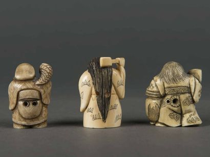 null JAPON Ensemble de 3 netsukés en ivoire sculpté, dont Sorcière à double visage....