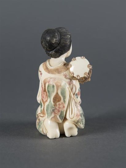 null Okimono en ivoire sculpté, femme assise H: 10cm