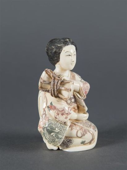 null Okimono en ivoire sculpté, femme assise H: 10cm