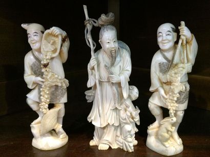 null JAPON Trois okimonos en ivoire sculpté : Pêcheur et enfant, et deux pendants...