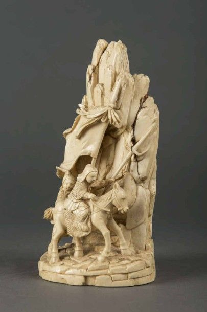 null CHINE Guerriers sur un terte, sujet en ivoire sculpté H : 22 cm