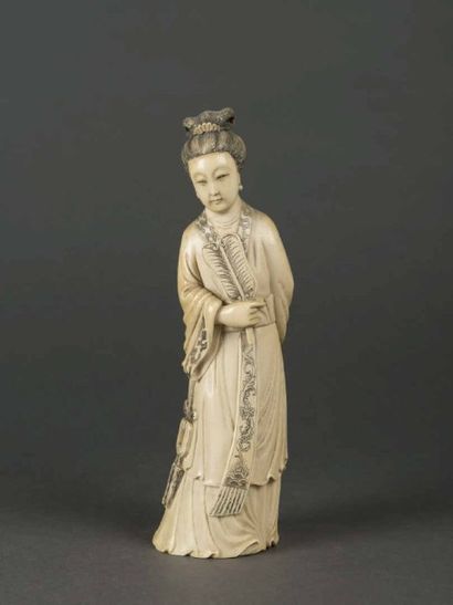 null CHINE Femme à l'éventail, sujet en ivoire sculpté Dynastie Qing, 19ème siècle...