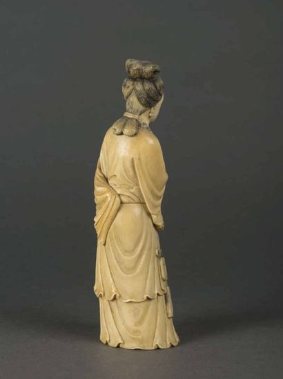 null CHINE Femme à l'éventail, sujet en ivoire sculpté Dynastie Qing, 19ème siècle...