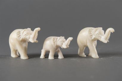null Trois sujets éléphants en pierre dure blanche