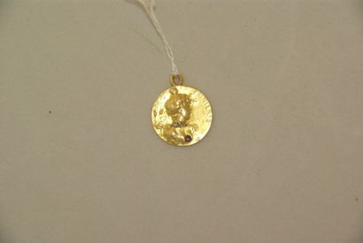 null Petite médaille Art Nouveau en or jaune représentant une jeune femme, agrémentée...