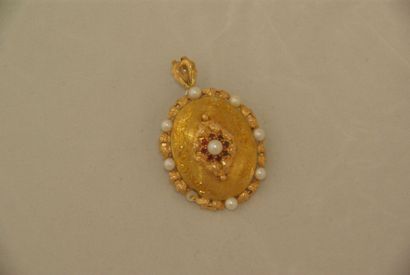 null Broche pendentif ovale en or jaune ciselé et satiné agrémentée de perles de...